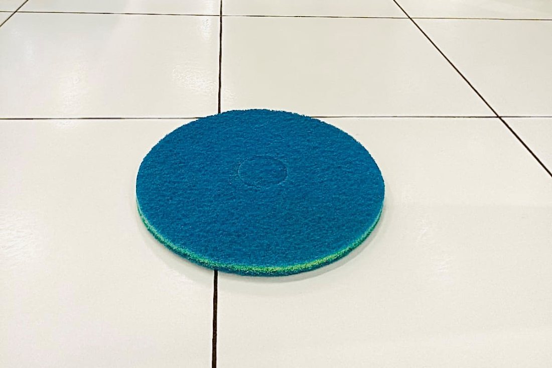 Disque Biface posé sur le carrelage clair et brillant d'une galerie marchande